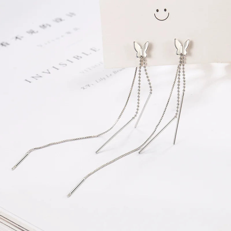 The exquisite fringed earrings are luxurious accessories for women when they attend formal gatherings or weddings.