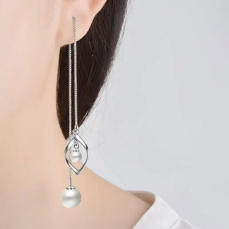 The exquisite fringed earrings are luxurious accessories for women when they attend formal gatherings or weddings.