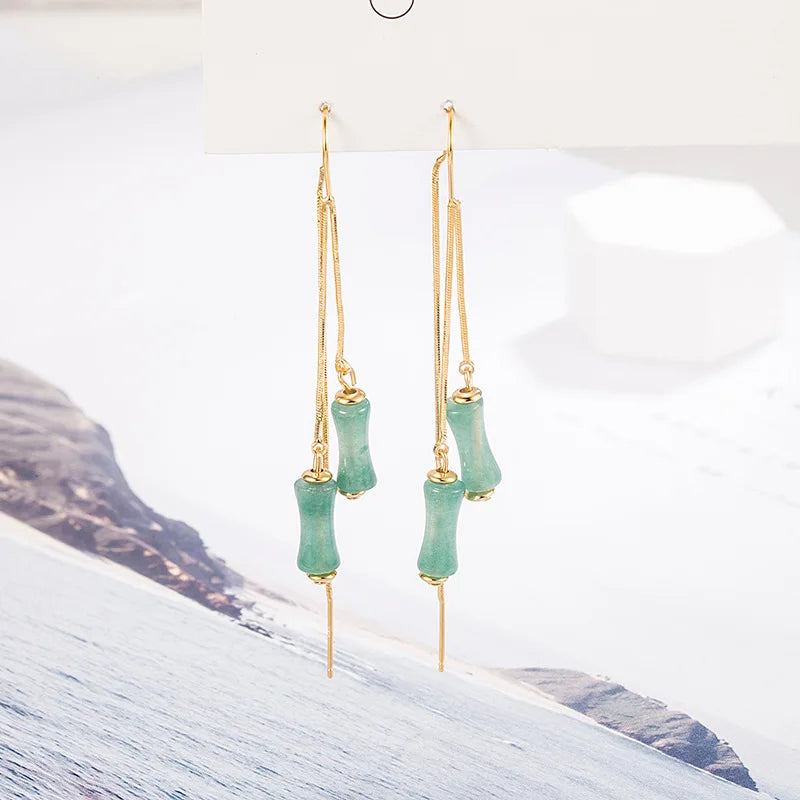 The exquisite fringed earrings are luxurious accessories for women when they attend formal gatherings or weddings.