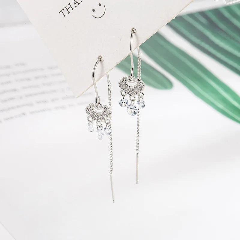 The exquisite fringed earrings are luxurious accessories for women when they attend formal gatherings or weddings.