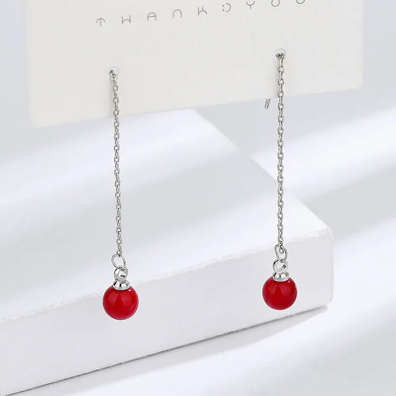 The exquisite fringed earrings are luxurious accessories for women when they attend formal gatherings or weddings.