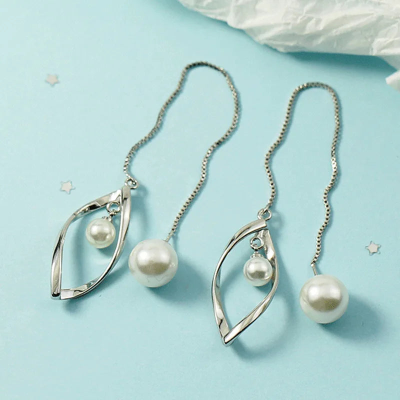 The exquisite fringed earrings are luxurious accessories for women when they attend formal gatherings or weddings.