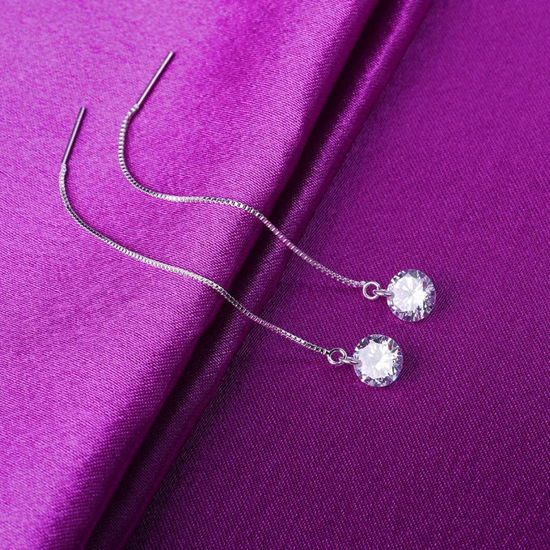 The exquisite fringed earrings are luxurious accessories for women when they attend formal gatherings or weddings.