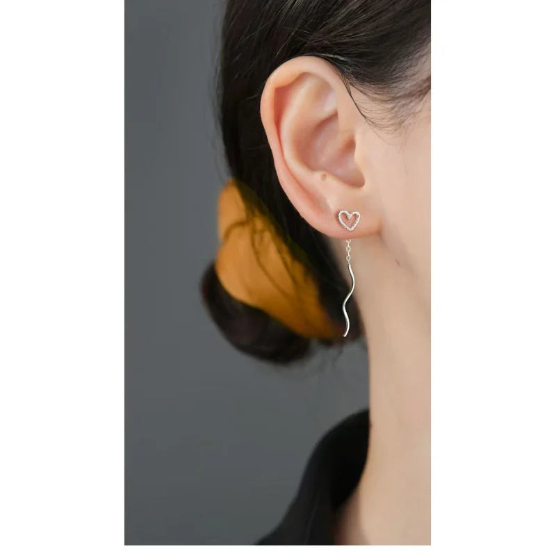 The exquisite fringed earrings are luxurious accessories for women when they attend formal gatherings or weddings.