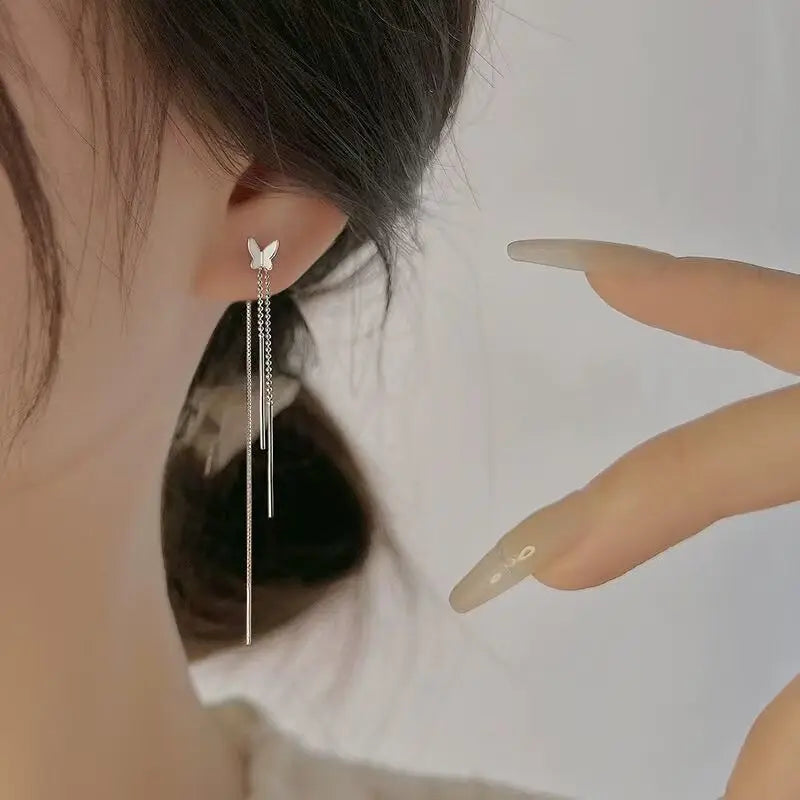 The exquisite fringed earrings are luxurious accessories for women when they attend formal gatherings or weddings.